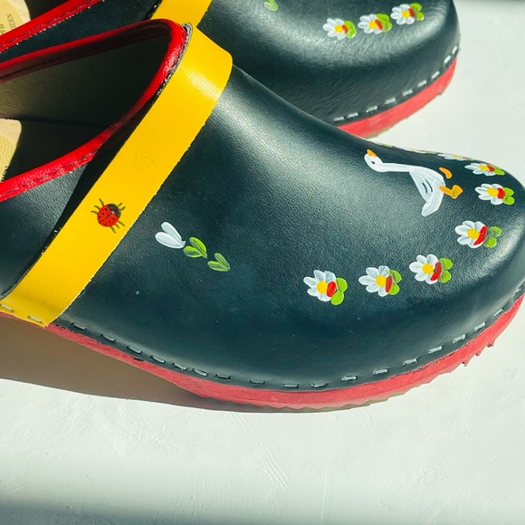 Falsterbo Tofflan Handmaid/Hand Painted Swedish Clogs - Picture 4 of 9